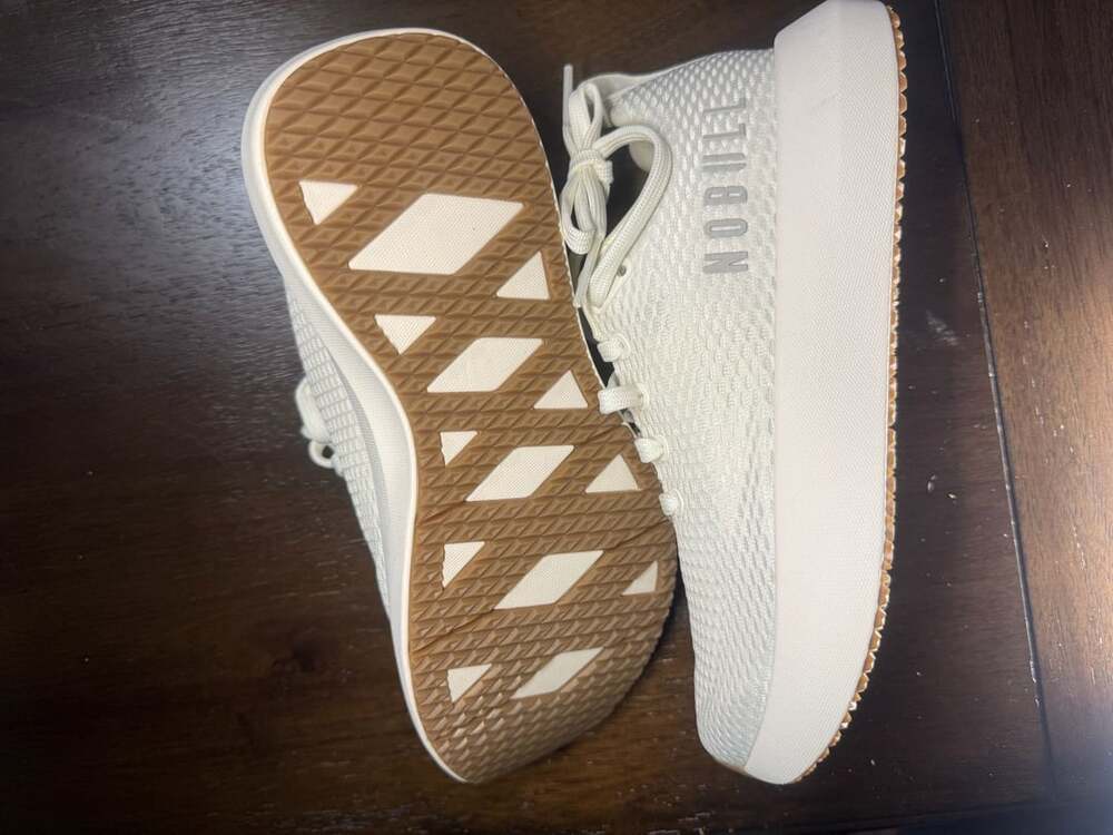 Nobull Classic White Gum Outwork Flex Size Women 7 Men 5.5